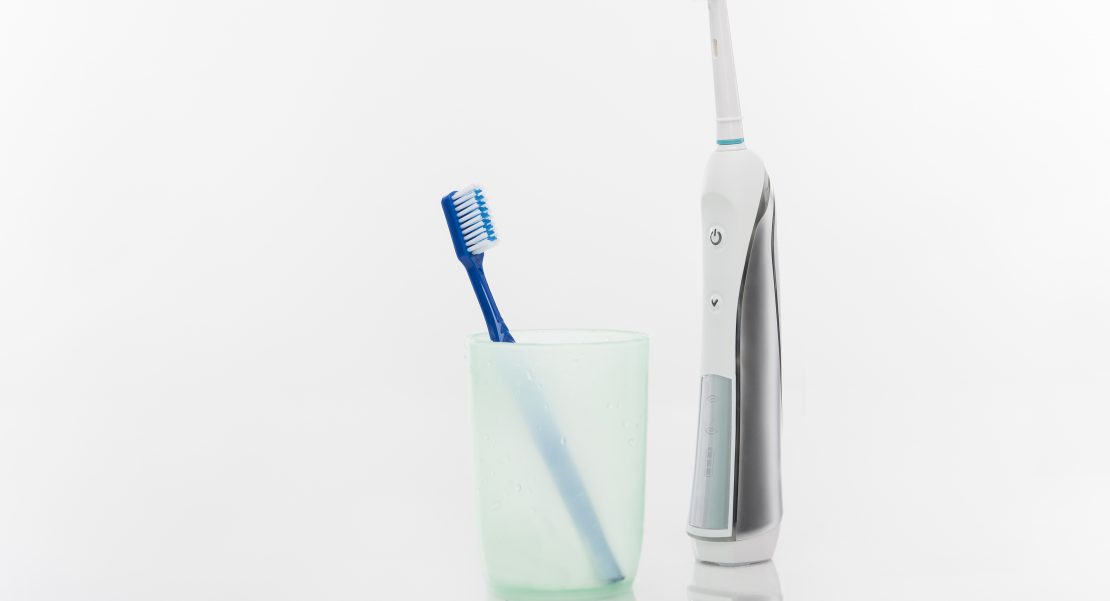 Diferencias entre el cepillo de dientes eléctrico y manual.